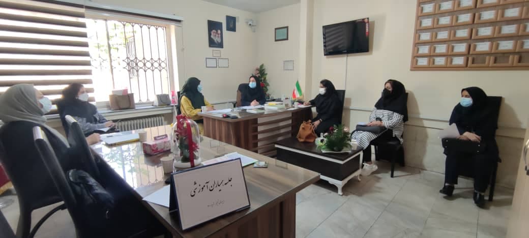 جلسه همیاران آموزشی دبیرستان تسنیم قبل از شروع سال جدید تحصیلی