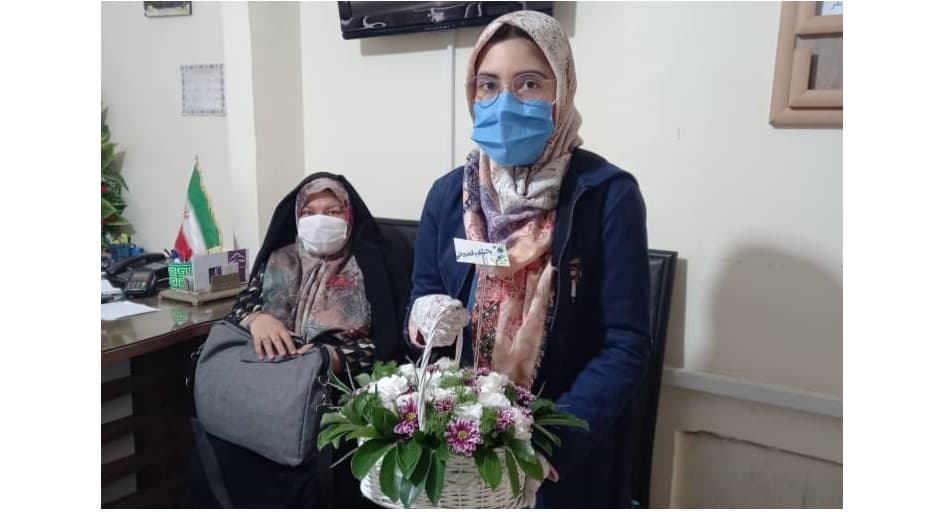 دیدار چند نفر از قبولی های کنکور 99 با مدیر دبیرستان تسنیم