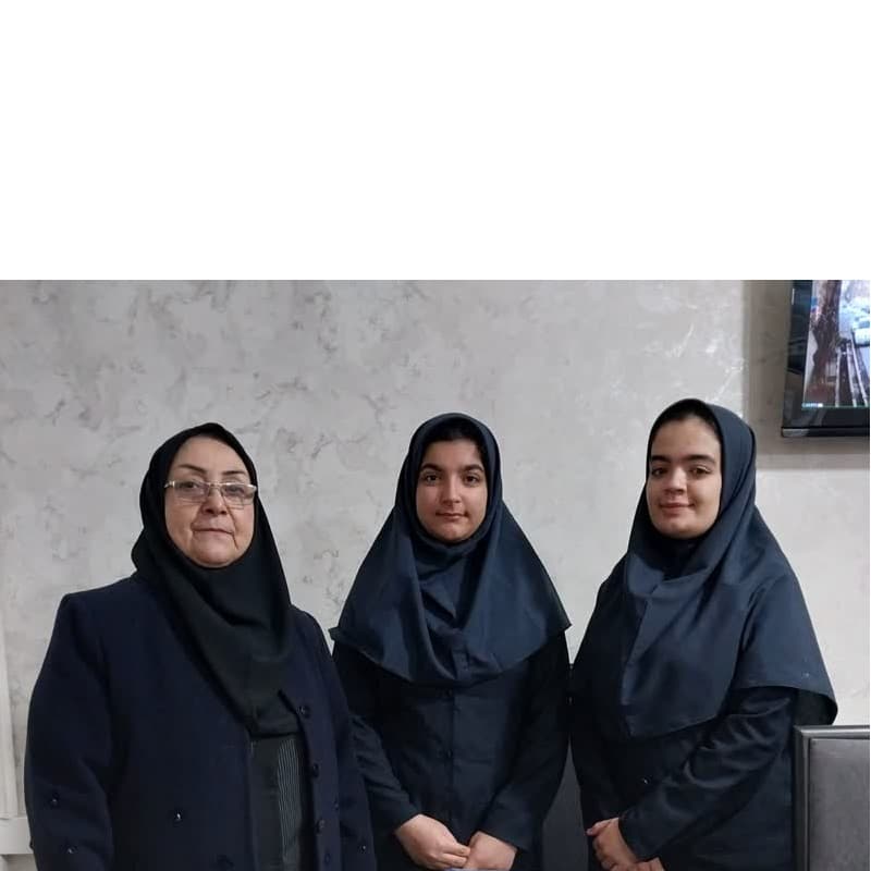 دانش آموزان برگزیده در برپایی اقامه نماز جماعت (مهدیا نوروزنژاد)،(زهرا محمدزاده)