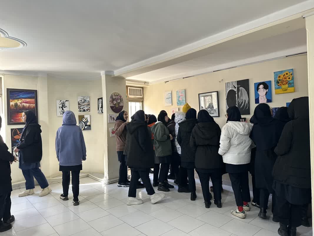 برپایی نمایشگاه از آثار هنری دانش آموزان به مناسبت دهه فجر