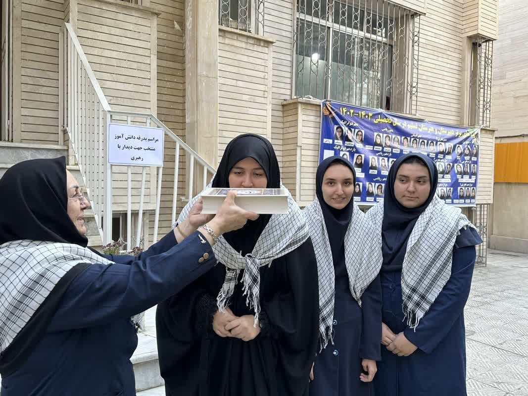 بدرقه دانش آموز منتخب برای دیداربا رهبری 