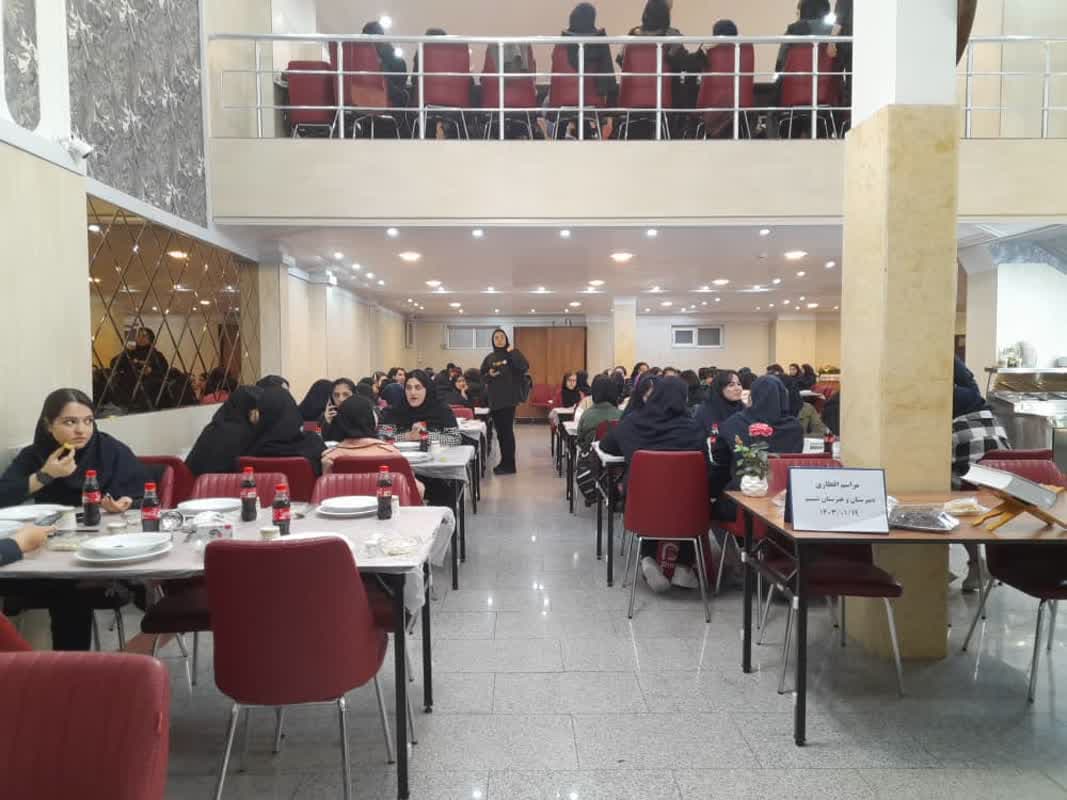 برگزاری مراسم افطاری برای دانش آموزان و کادر مدرسه 